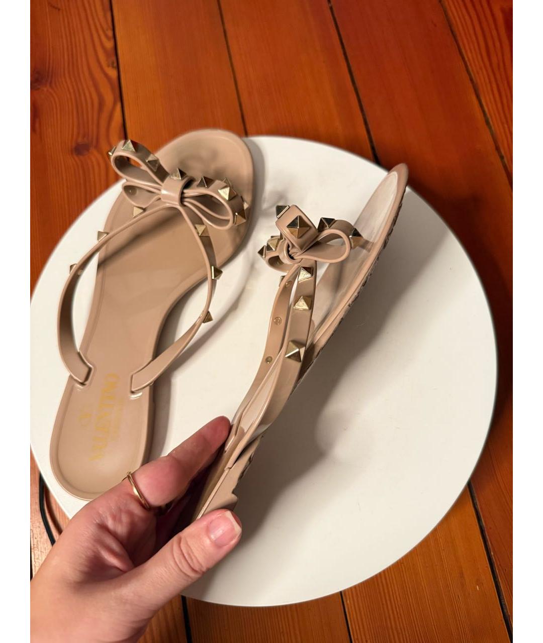 VALENTINO Бежевые резиновые шлепанцы, фото 9