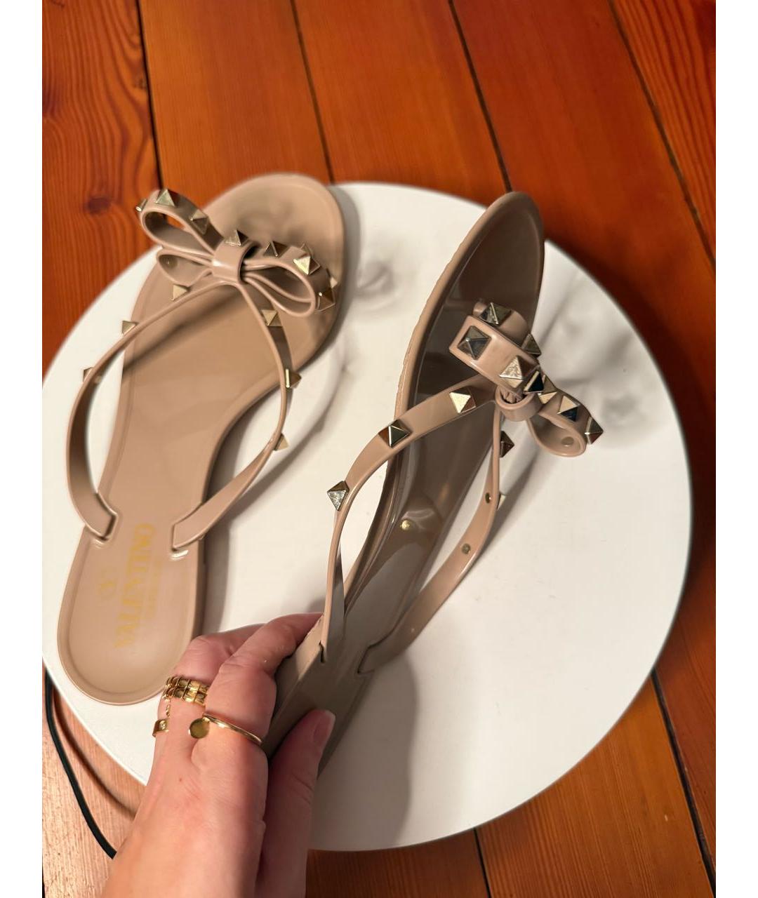 VALENTINO Бежевые резиновые шлепанцы, фото 7