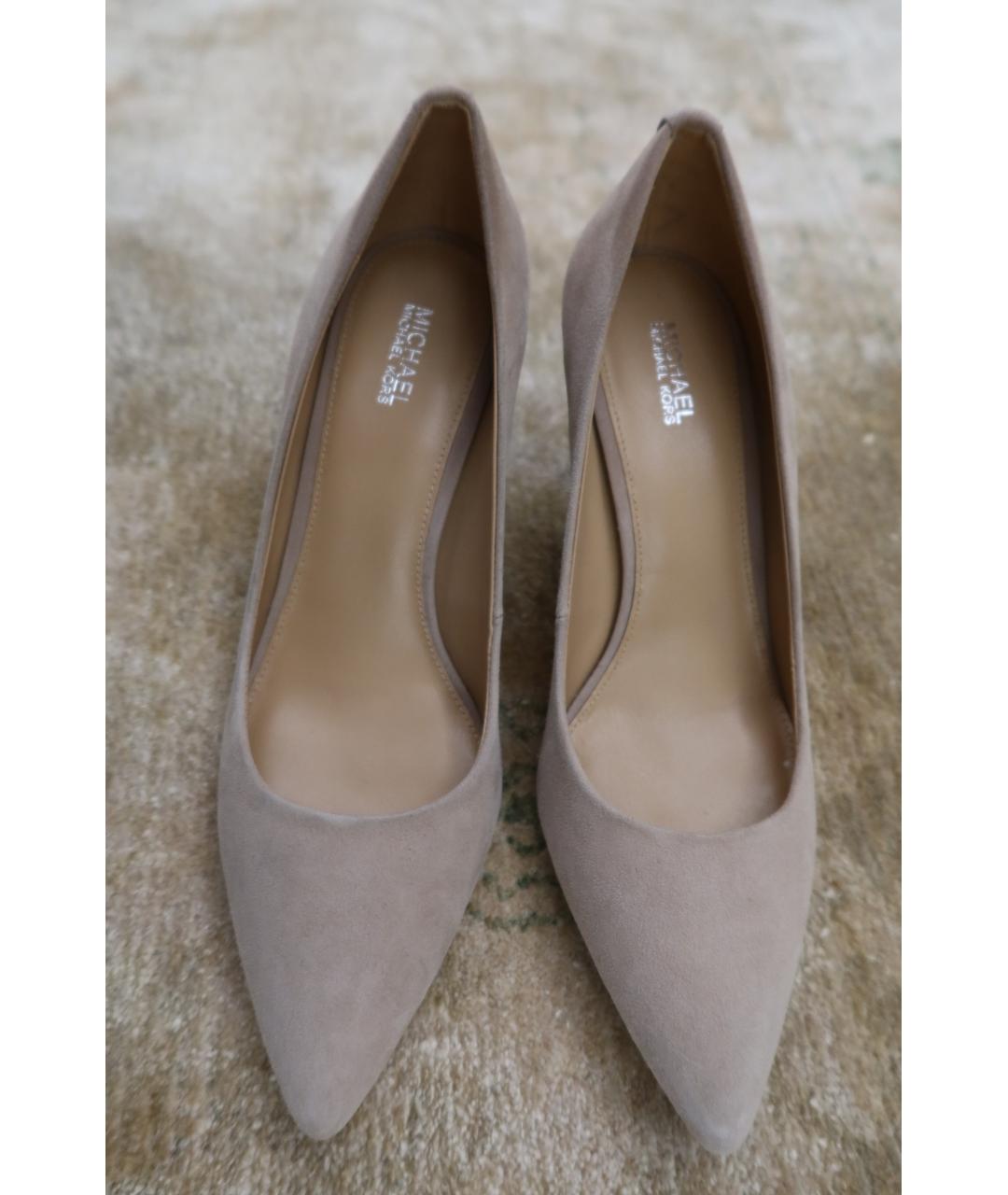 MICHAEL MICHAEL KORS Бежевые замшевые лодочки на низком каблуке, фото 3