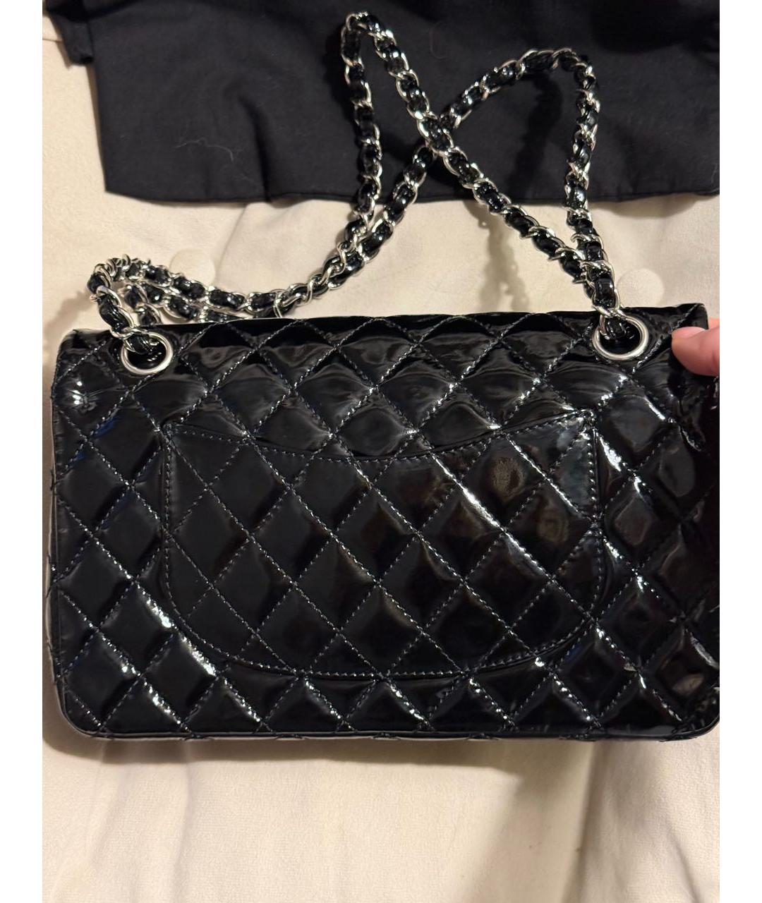 CHANEL Черная сумка через плечо из лакированной кожи, фото 5