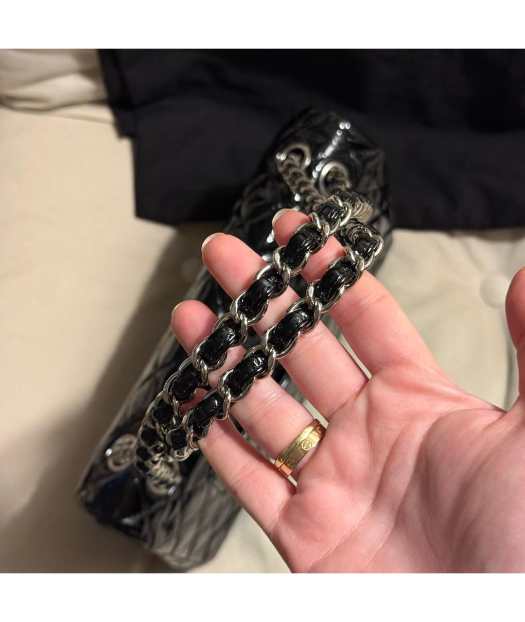 CHANEL Черная сумка через плечо из лакированной кожи, фото 8