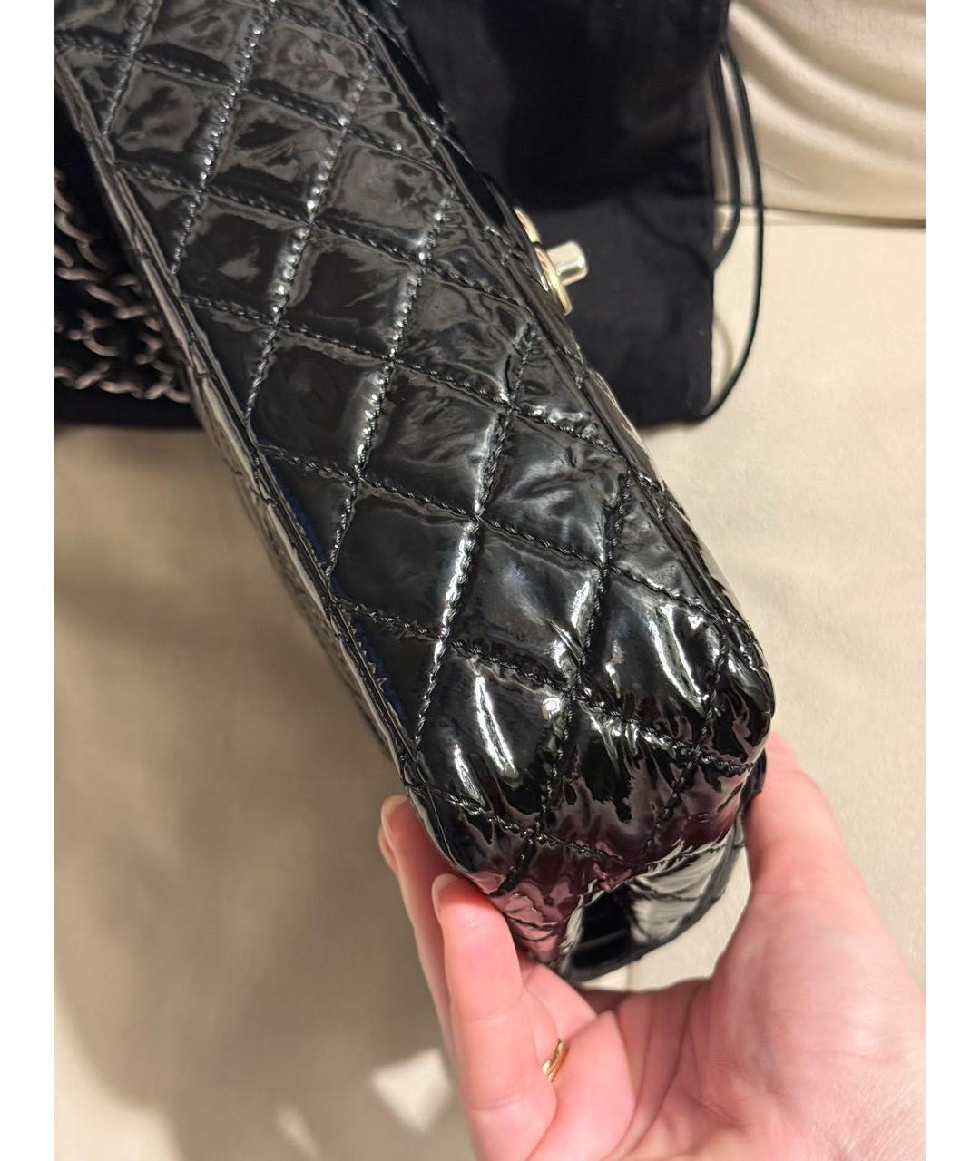 CHANEL Черная сумка через плечо из лакированной кожи, фото 7