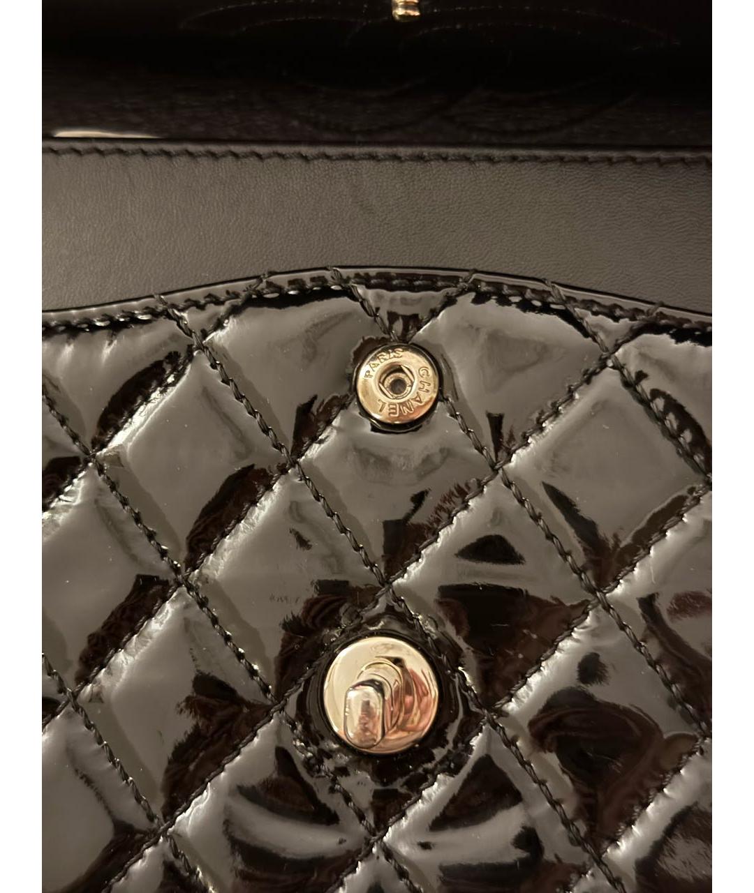 CHANEL Черная сумка через плечо из лакированной кожи, фото 4