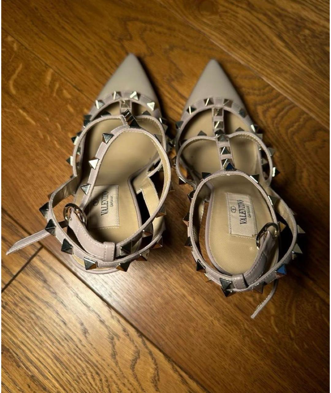 VALENTINO Бежевые босоножки из лакированной кожи, фото 4