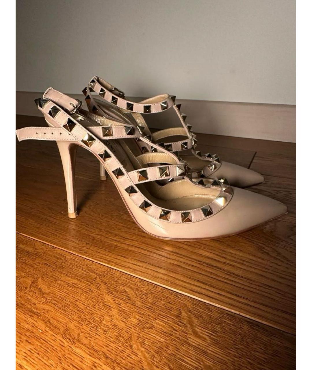 VALENTINO Бежевые босоножки из лакированной кожи, фото 6