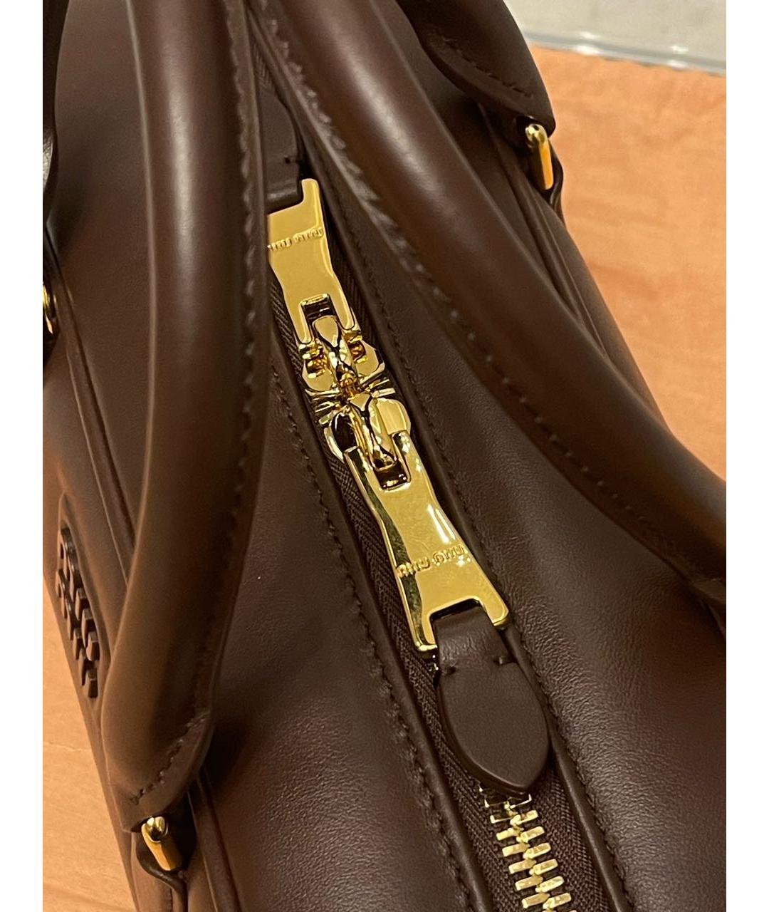 MIU MIU Коричневая кожаная сумка с короткими ручками, фото 4