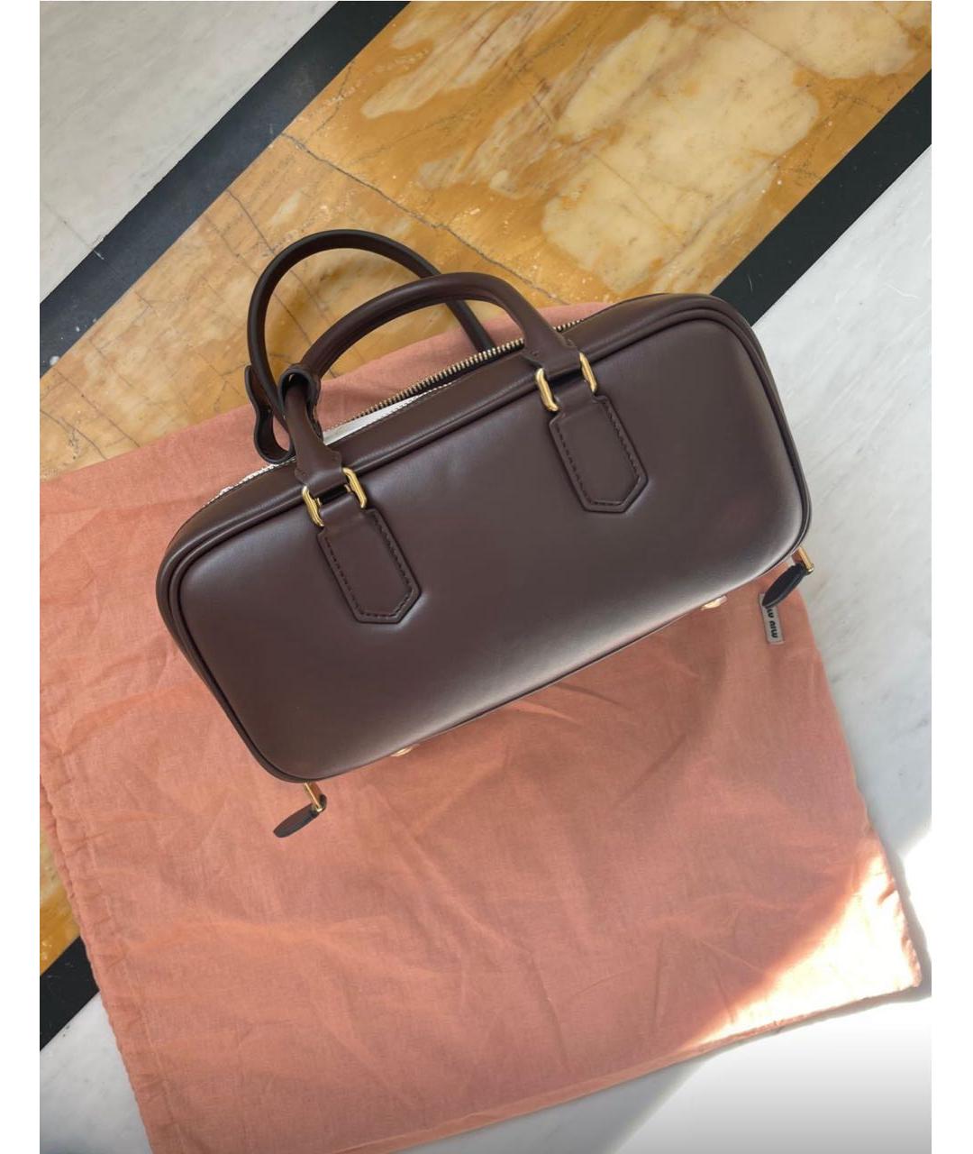 MIU MIU Коричневая кожаная сумка с короткими ручками, фото 3