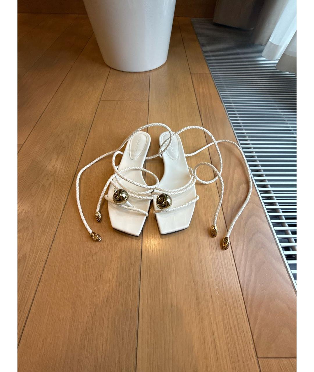 BOTTEGA VENETA Белые кожаные босоножки, фото 2