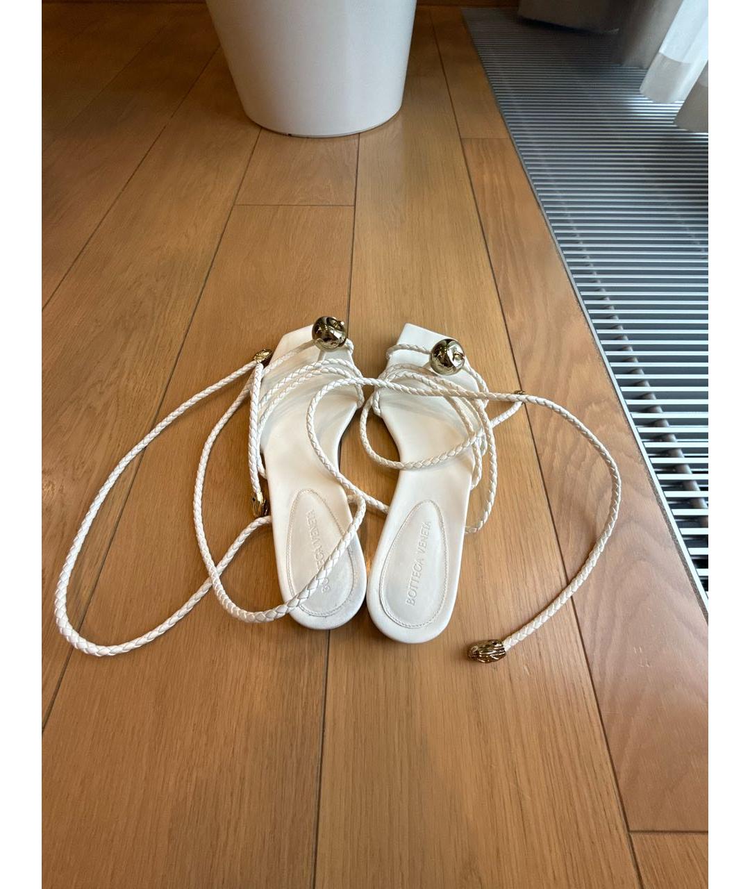BOTTEGA VENETA Белые кожаные босоножки, фото 3