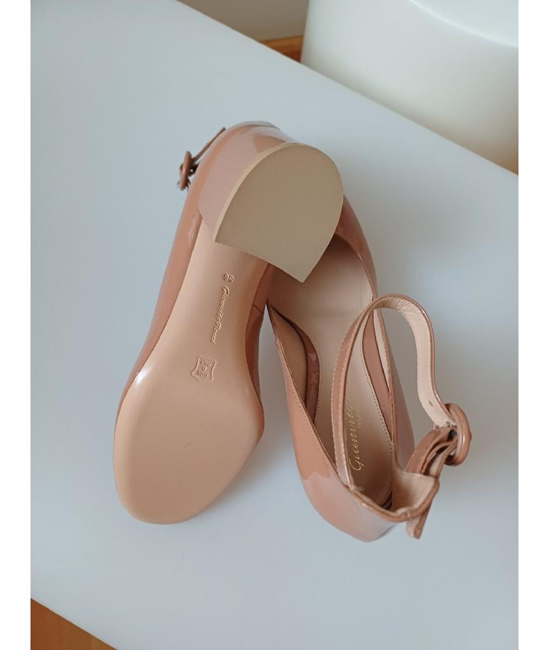 GIANVITO ROSSI Бежевые туфли из лакированной кожи, фото 7