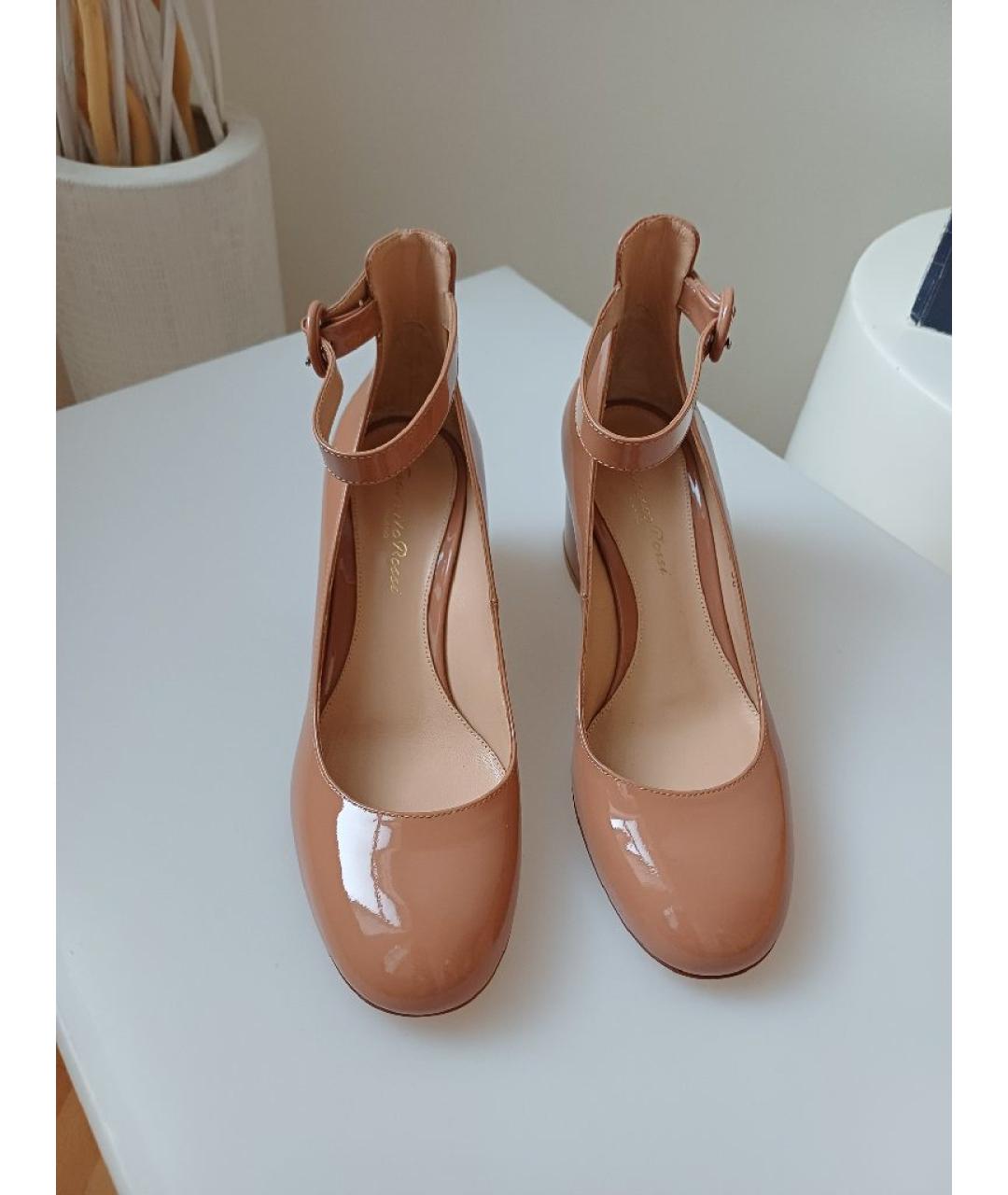 GIANVITO ROSSI Бежевые туфли из лакированной кожи, фото 5