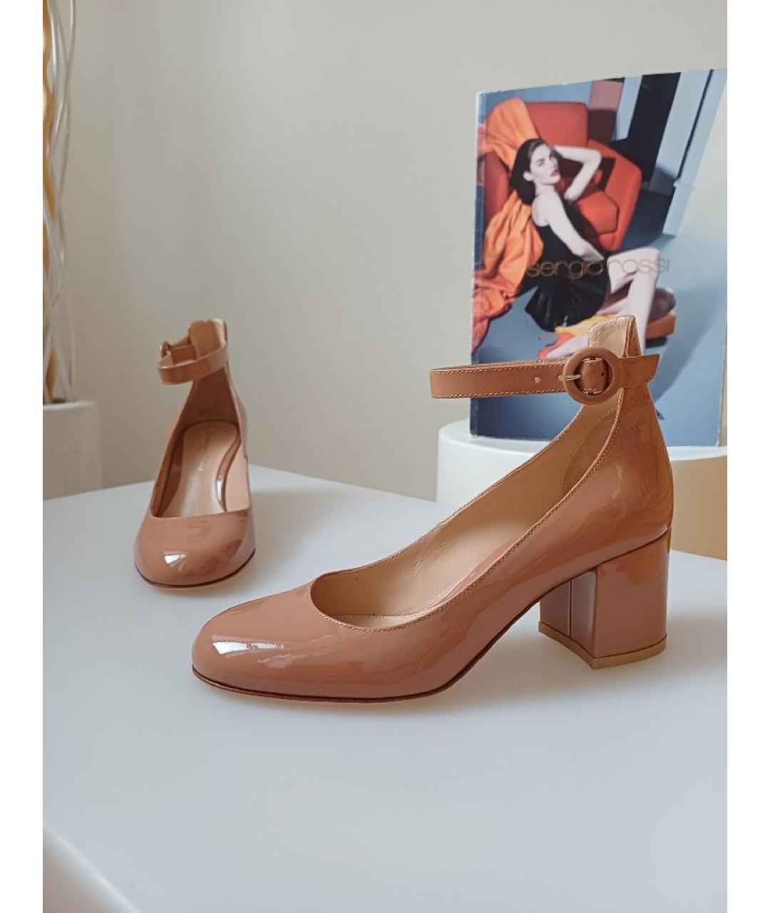 GIANVITO ROSSI Бежевые туфли из лакированной кожи, фото 2