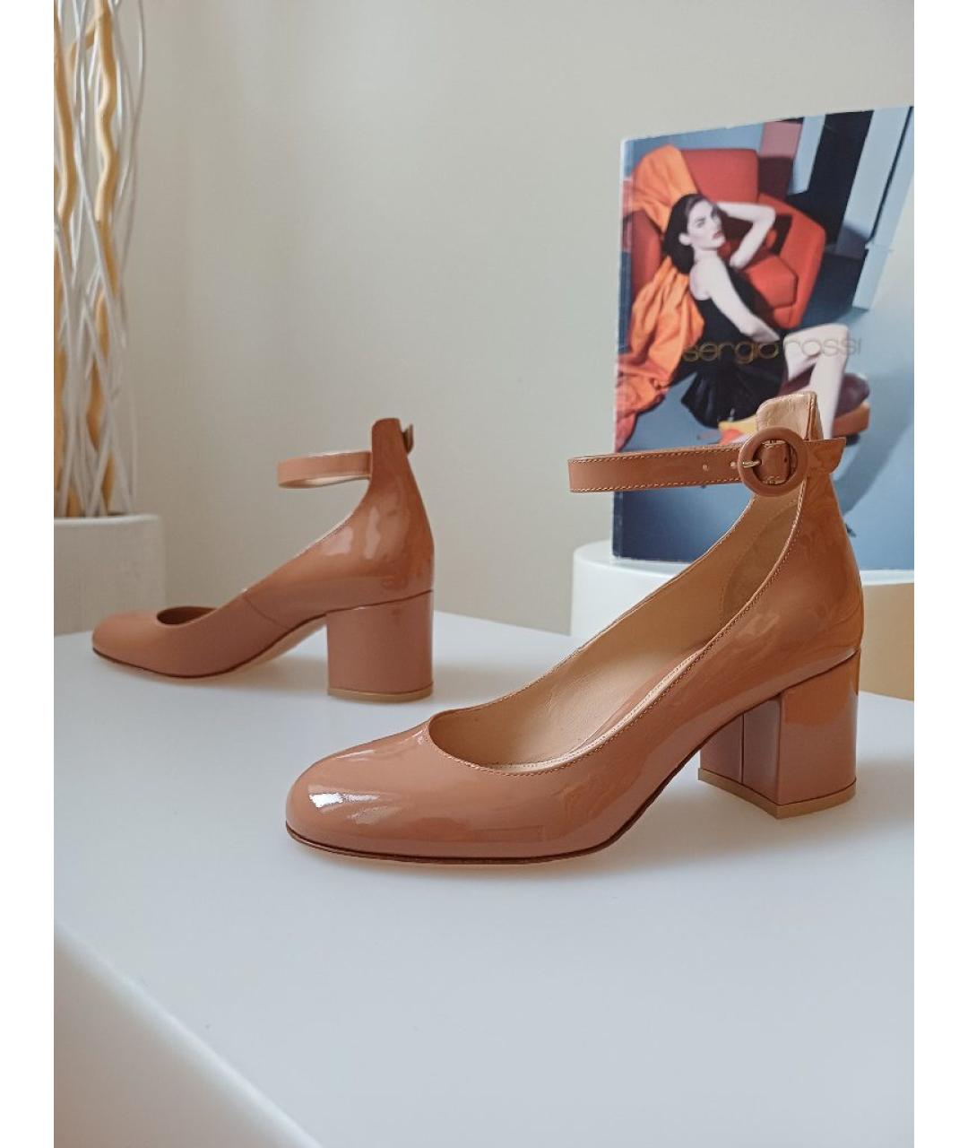 GIANVITO ROSSI Бежевые туфли из лакированной кожи, фото 4