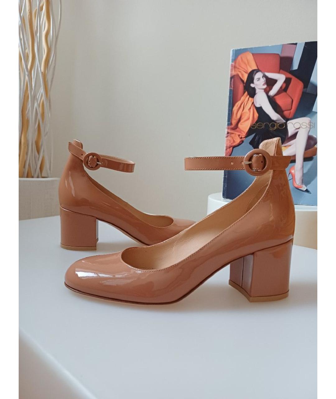 GIANVITO ROSSI Бежевые туфли из лакированной кожи, фото 3