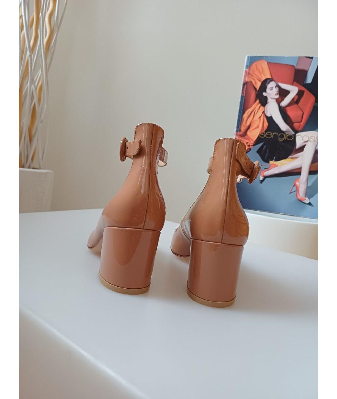 GIANVITO ROSSI Бежевые туфли из лакированной кожи, фото 6