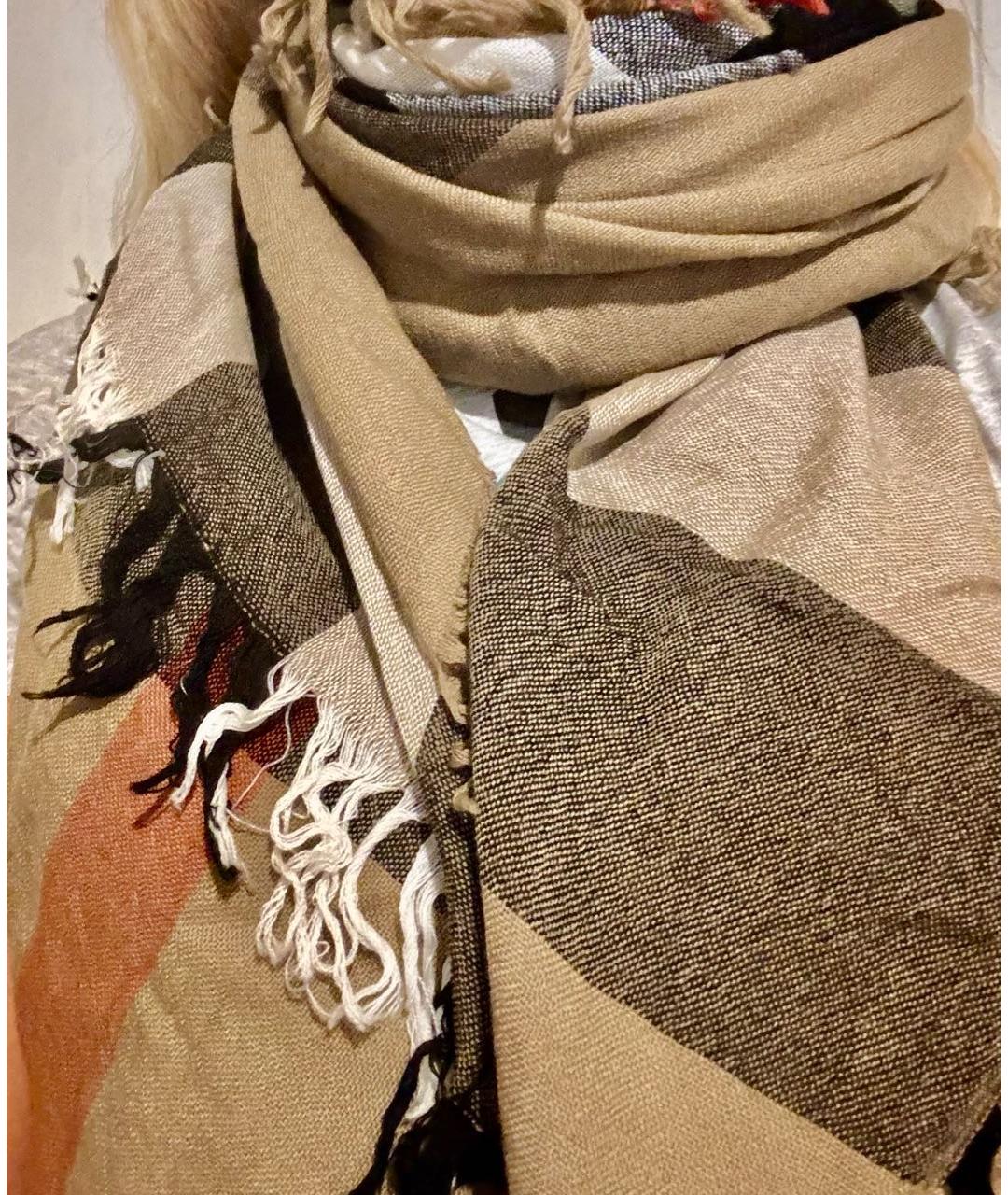 BURBERRY Бежевый шерстяной платок, фото 3