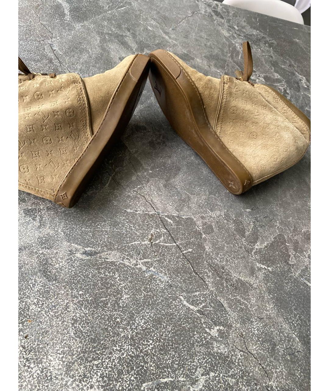 LOUIS VUITTON Бежевые замшевые ботильоны, фото 5