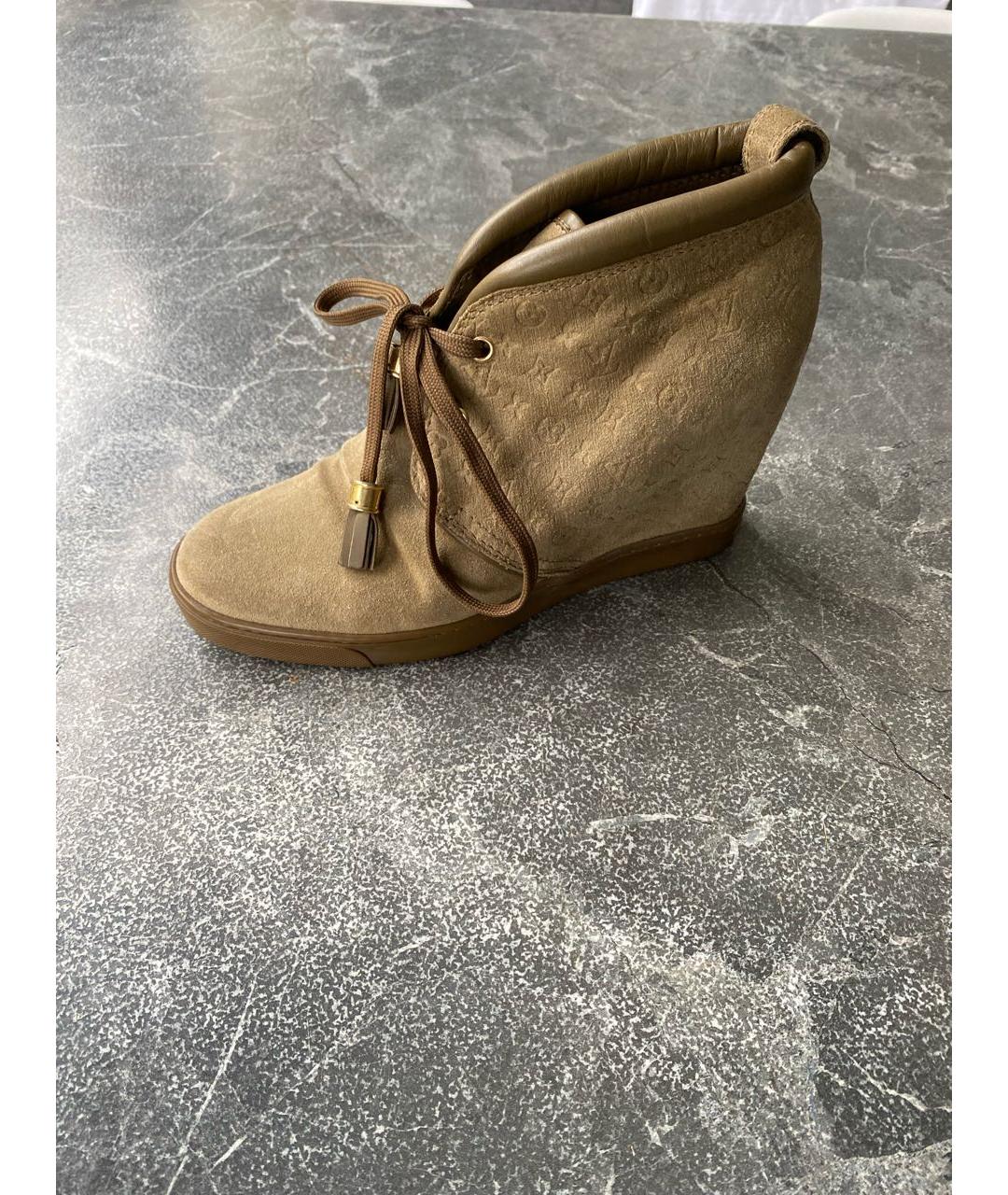 LOUIS VUITTON Бежевые замшевые ботильоны, фото 7