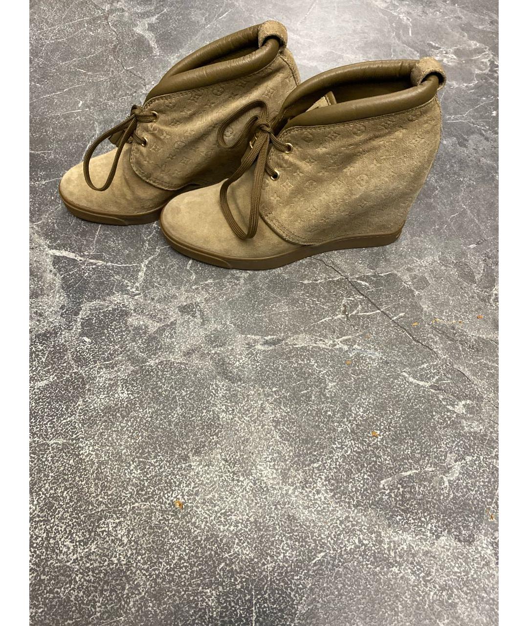 LOUIS VUITTON Бежевые замшевые ботильоны, фото 3