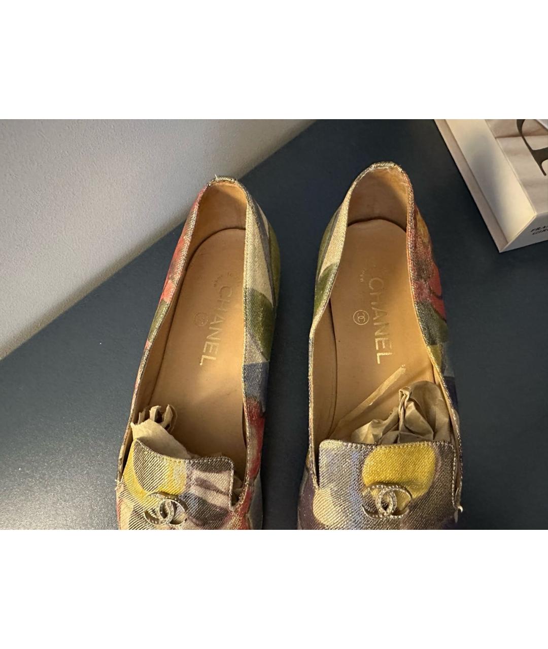 CHANEL Золотые текстильные лоферы, фото 4
