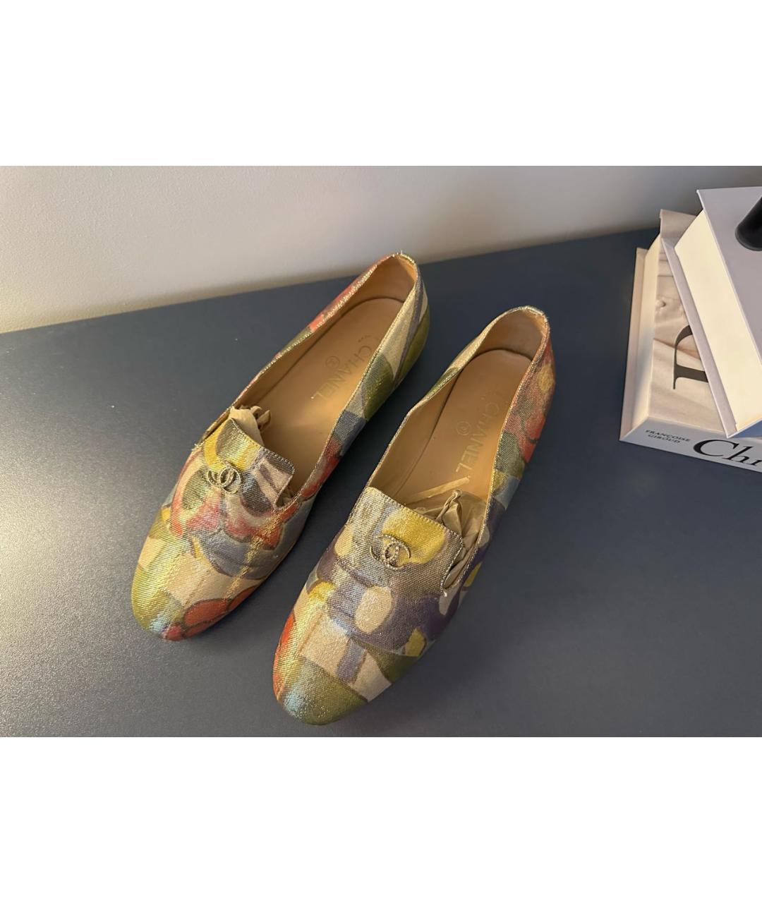 CHANEL Золотые текстильные лоферы, фото 2