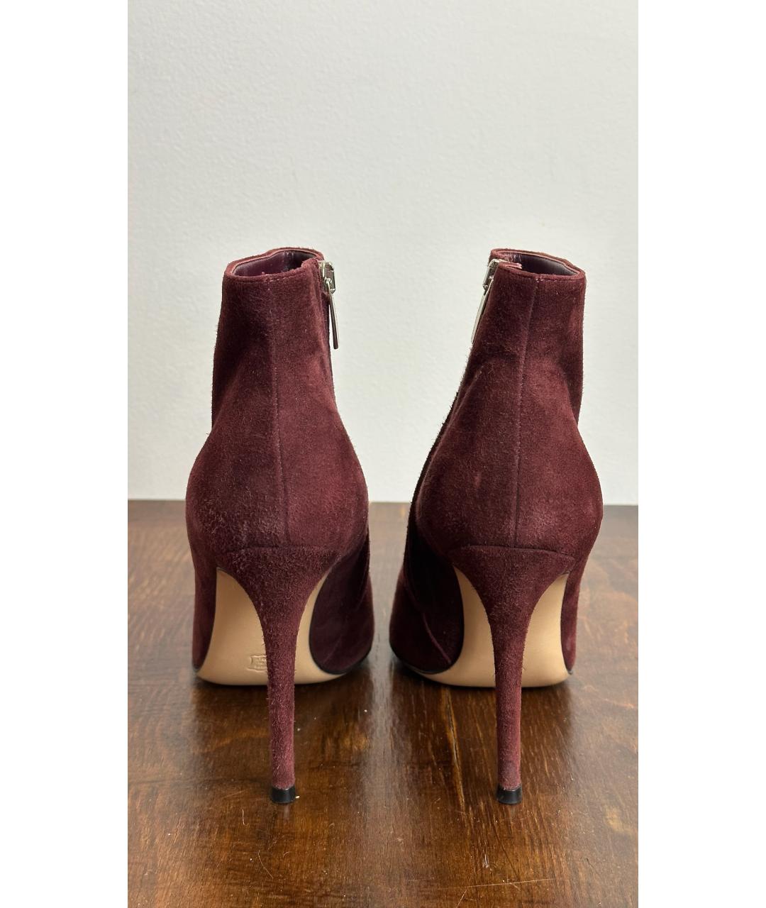 GIANVITO ROSSI Бордовые замшевые ботильоны, фото 4