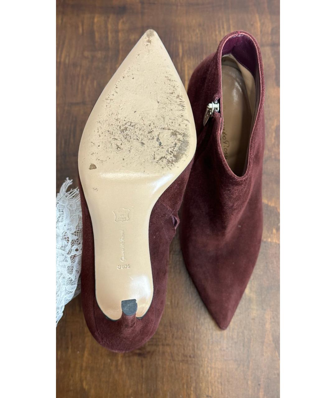 GIANVITO ROSSI Бордовые замшевые ботильоны, фото 5