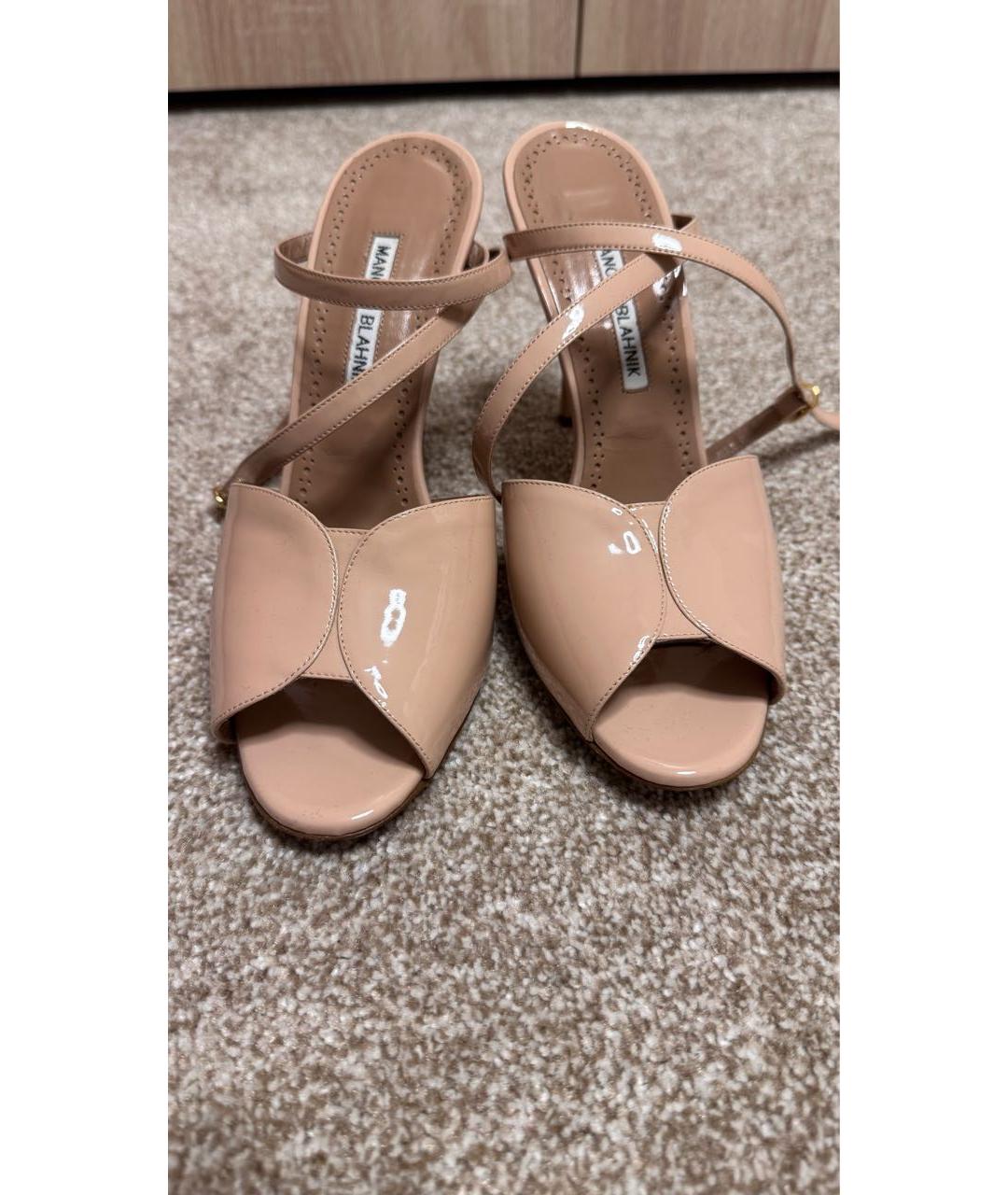 MANOLO BLAHNIK Бежевые босоножки из лакированной кожи, фото 2