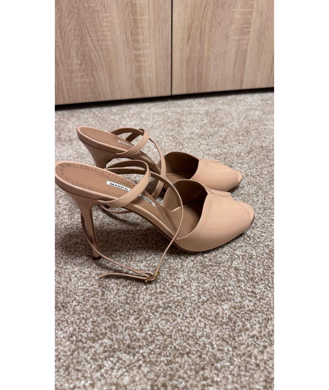 MANOLO BLAHNIK Бежевые босоножки из лакированной кожи, фото 5