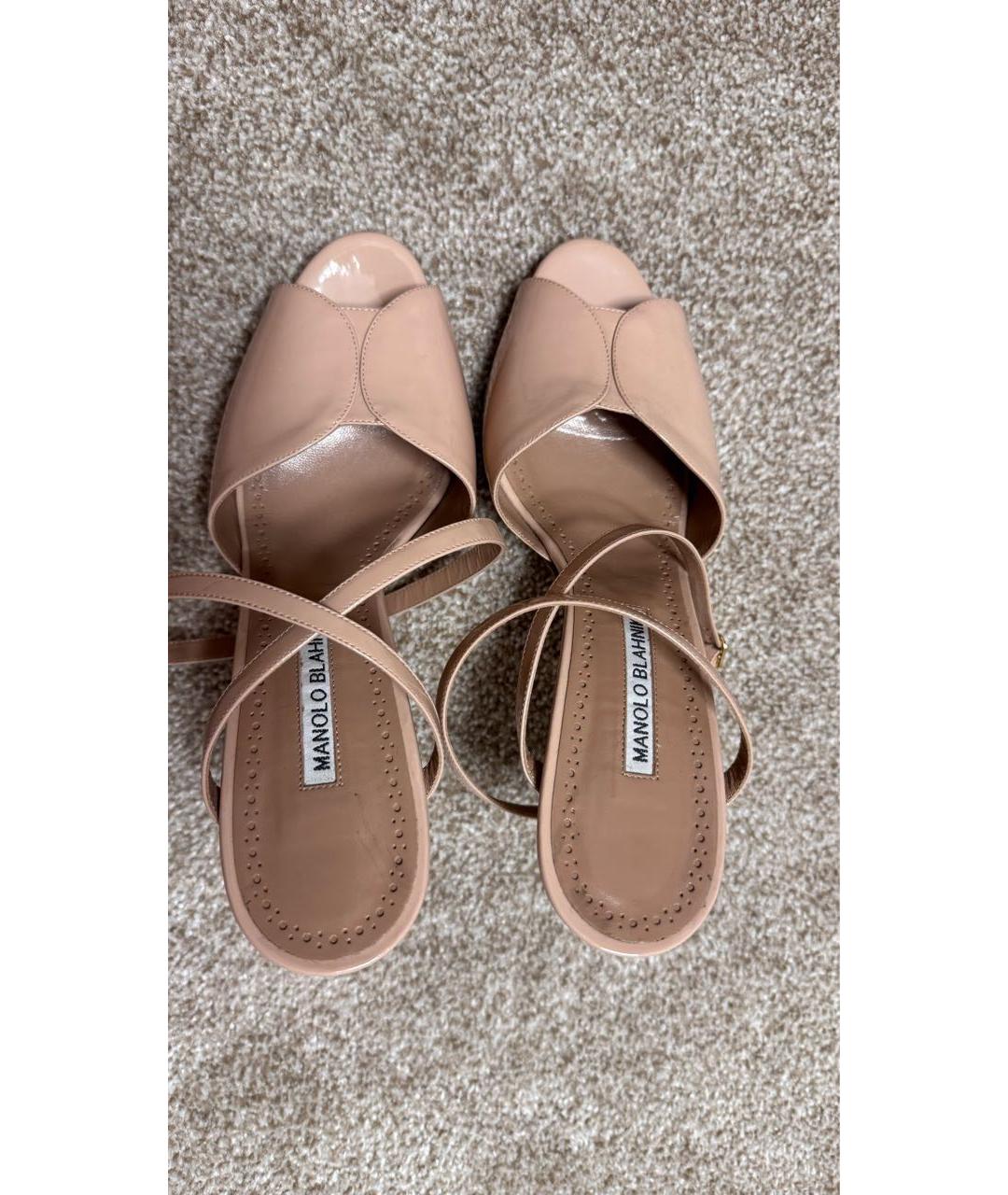 MANOLO BLAHNIK Бежевые босоножки из лакированной кожи, фото 3