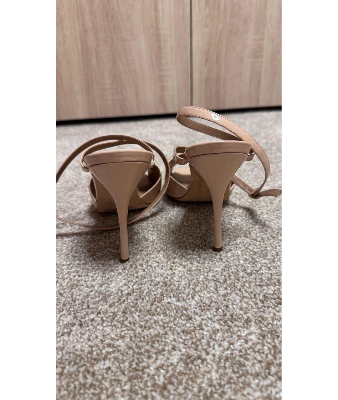 MANOLO BLAHNIK Бежевые босоножки из лакированной кожи, фото 4