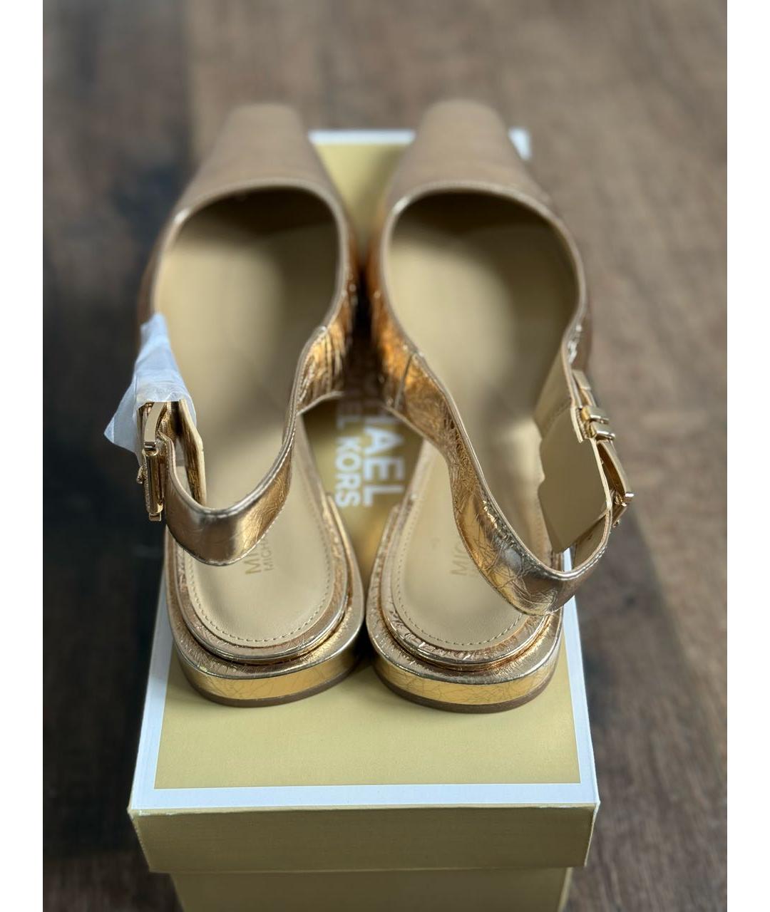 MICHAEL MICHAEL KORS Золотые сабо из лакированной кожи, фото 3