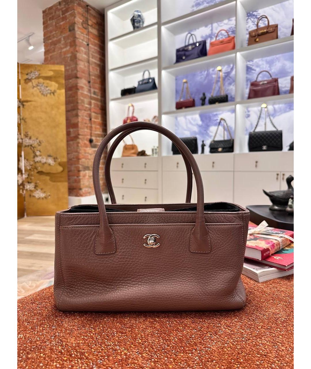 CHANEL Коричневая кожаная сумка с короткими ручками, фото 7