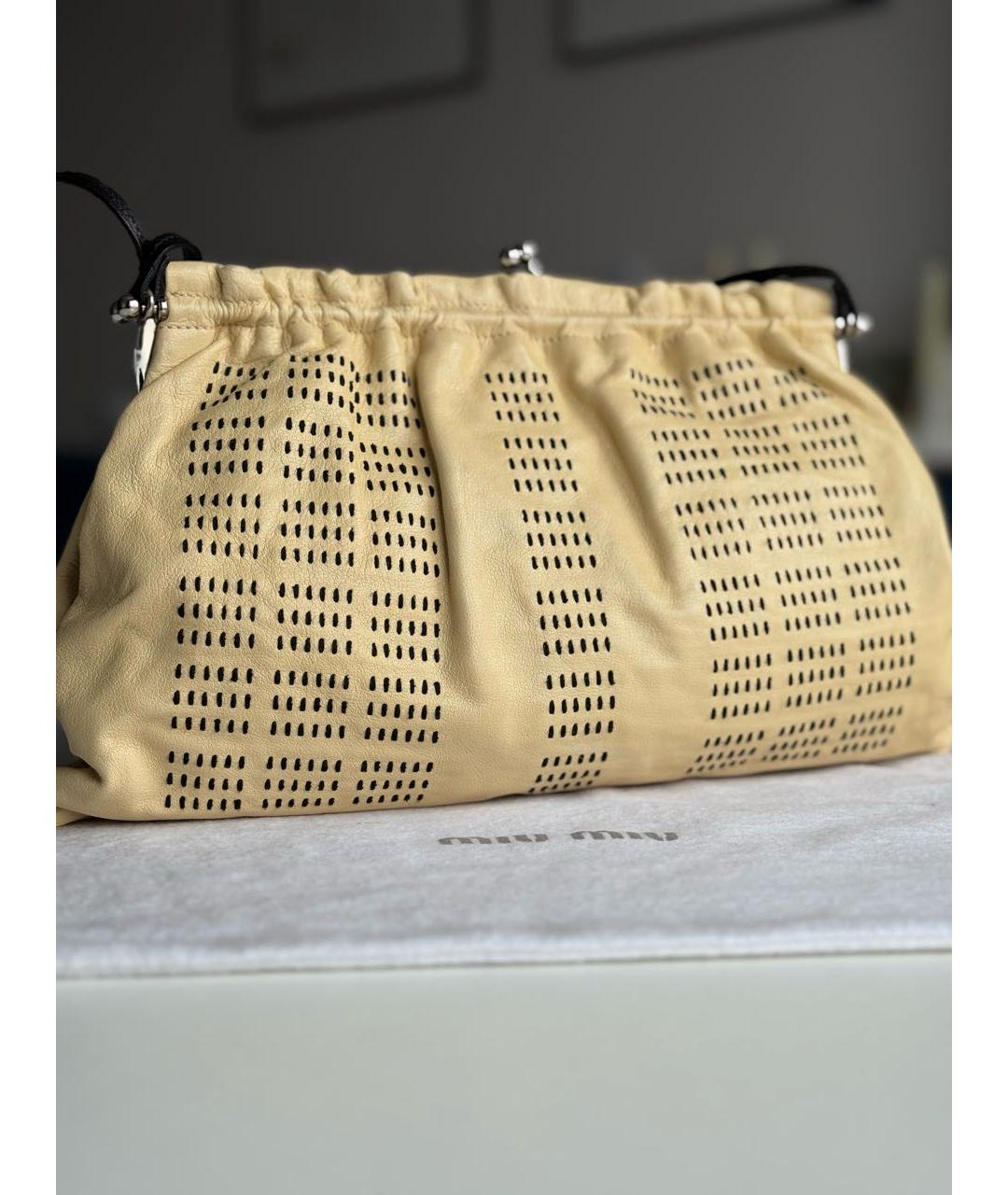 MIU MIU Бежевая кожаная сумка с короткими ручками, фото 2