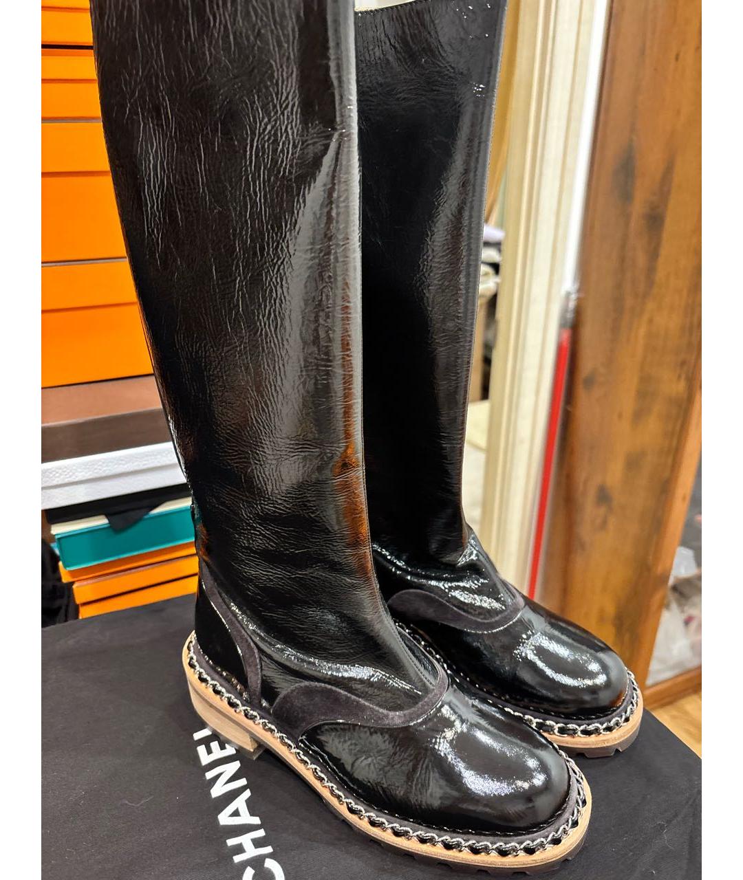 CHANEL Черные сапоги из лакированной кожи, фото 2