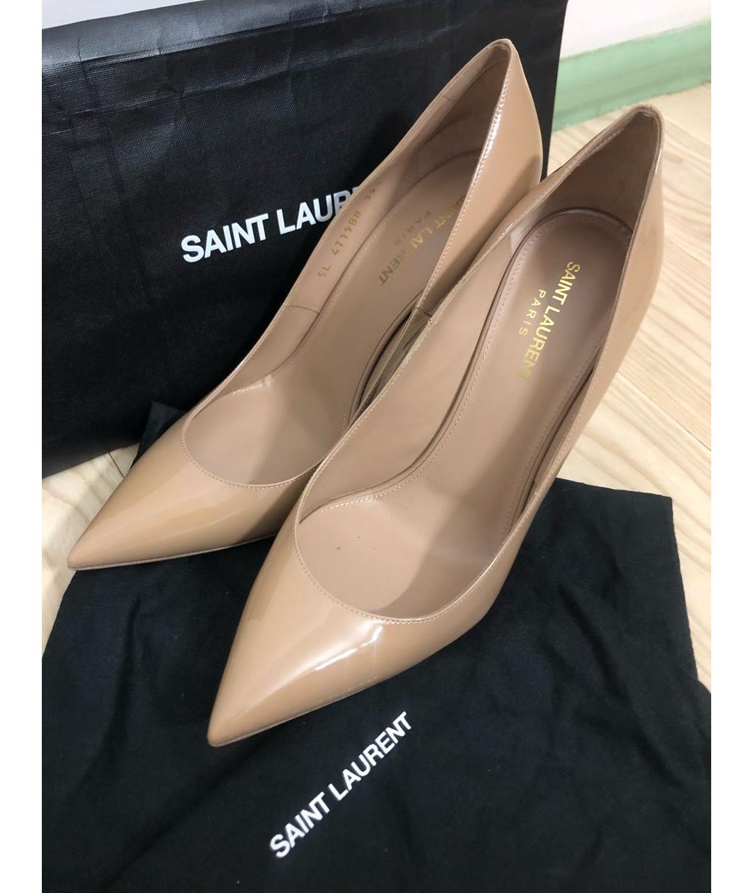 SAINT LAURENT Бежевые туфли из лакированной кожи, фото 2