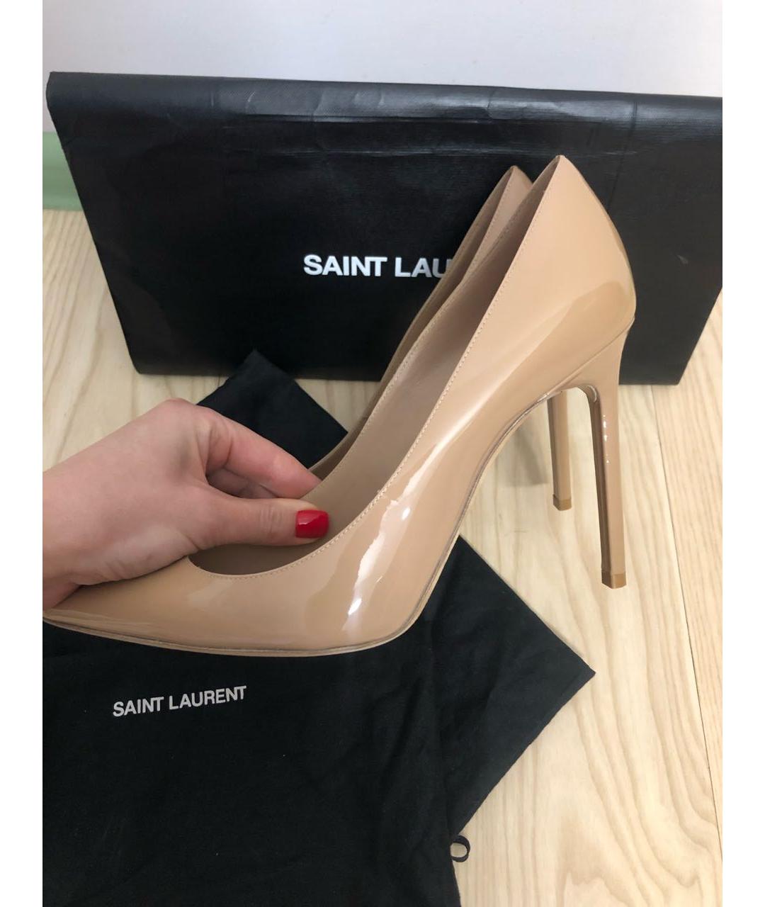 SAINT LAURENT Бежевые туфли из лакированной кожи, фото 9