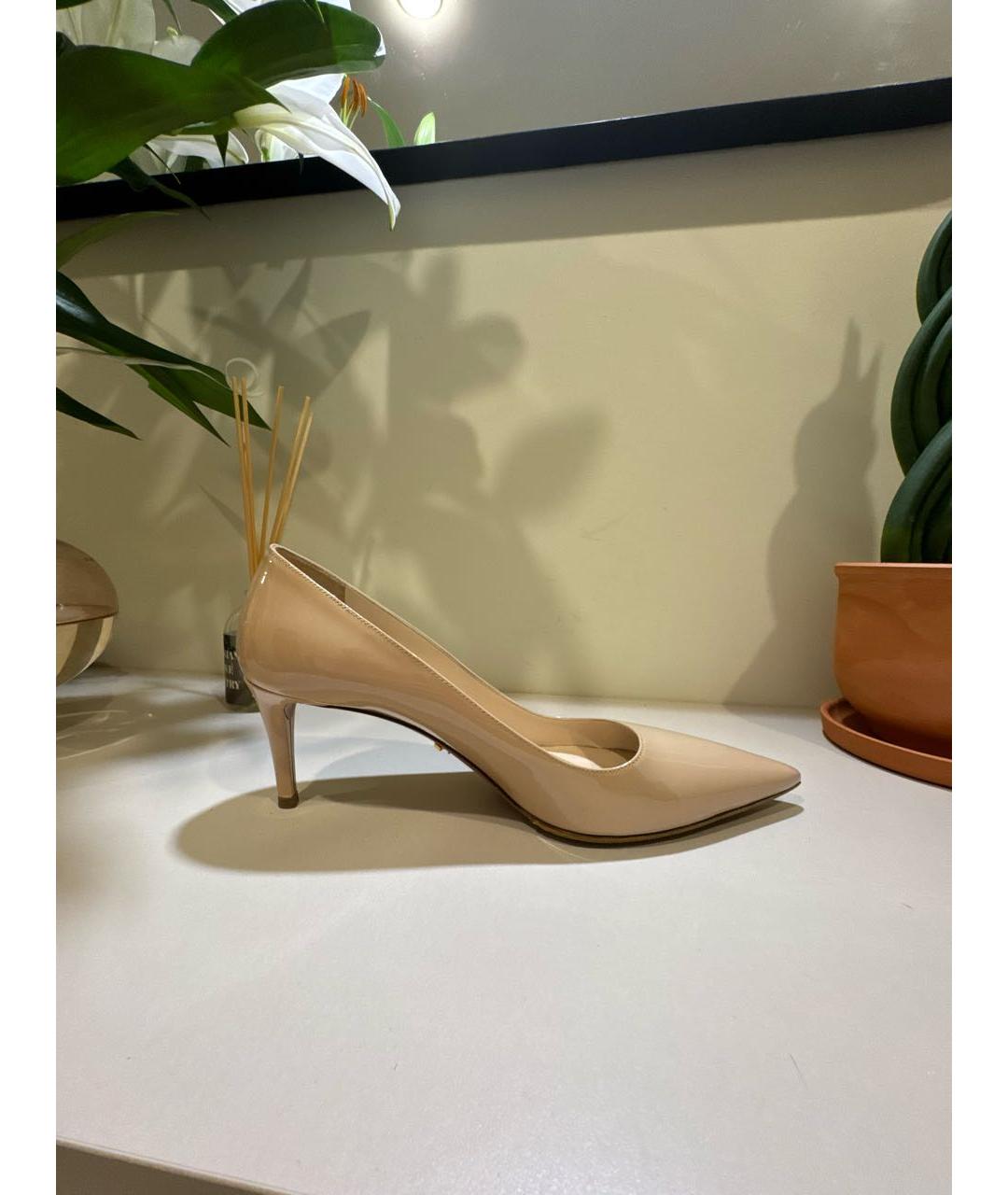 PRADA Бежевые лодочки на низком каблуке из лакированной кожи, фото 5