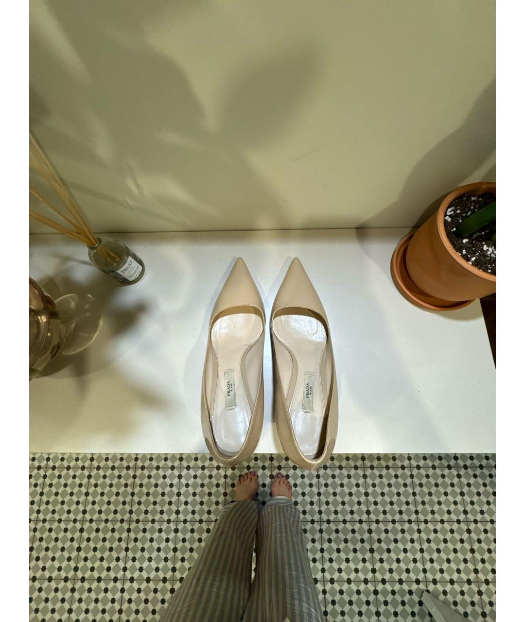 PRADA Бежевые лодочки на низком каблуке из лакированной кожи, фото 3