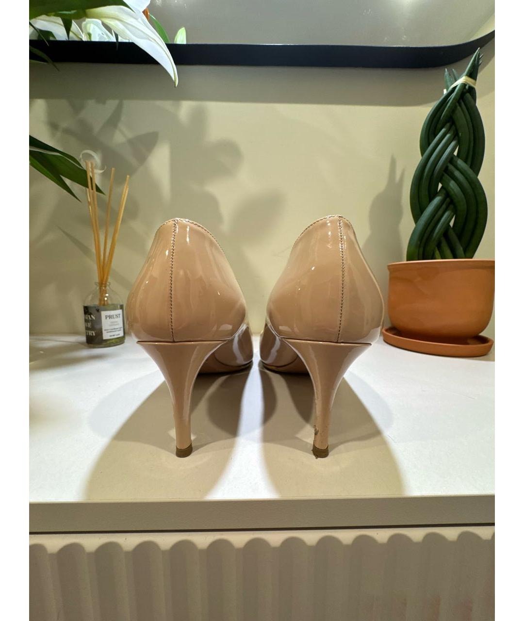 PRADA Бежевые лодочки на низком каблуке из лакированной кожи, фото 4