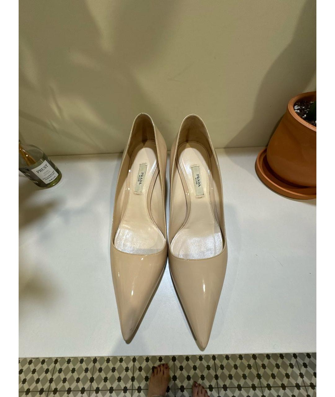 PRADA Бежевые лодочки на низком каблуке из лакированной кожи, фото 2