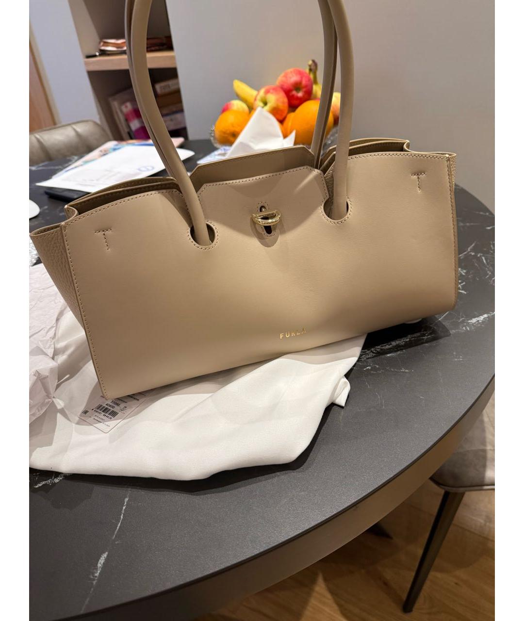 FURLA Бежевая кожаная сумка с короткими ручками, фото 6