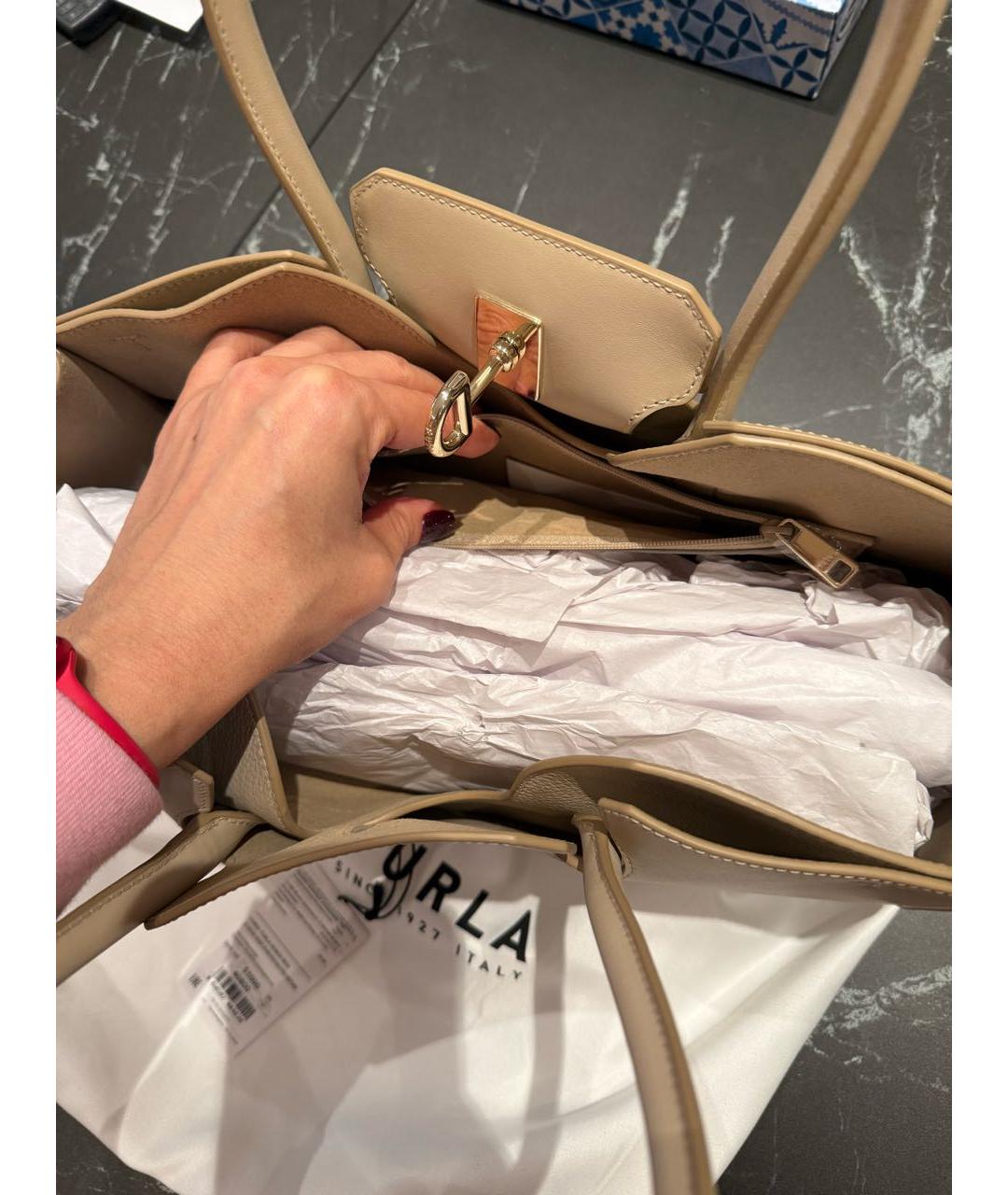 FURLA Бежевая кожаная сумка с короткими ручками, фото 8