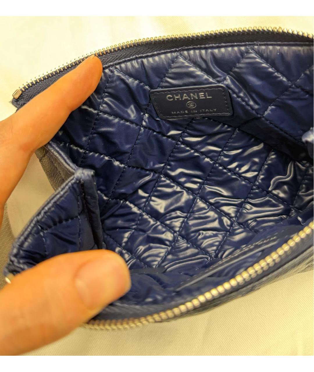 CHANEL Темно-синяя кожаная косметичка, фото 4