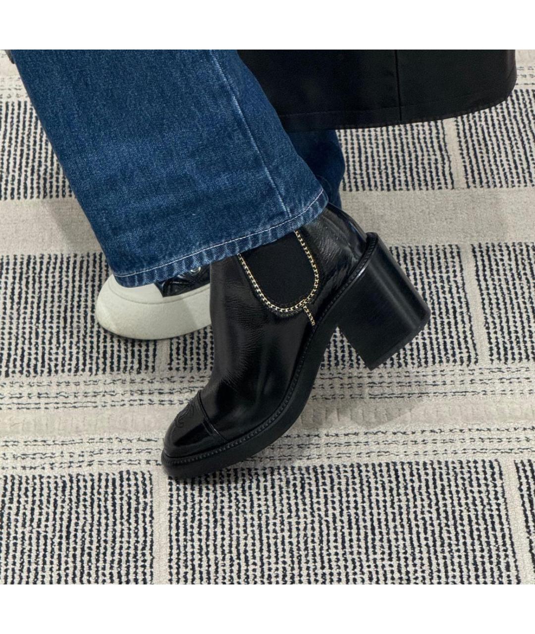 CHANEL Черные ботинки из лакированной кожи, фото 5