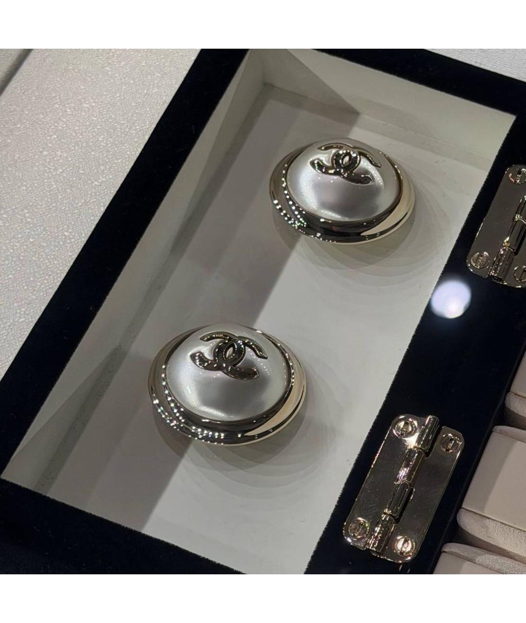 CHANEL Бежевые металлические клипсы, фото 3