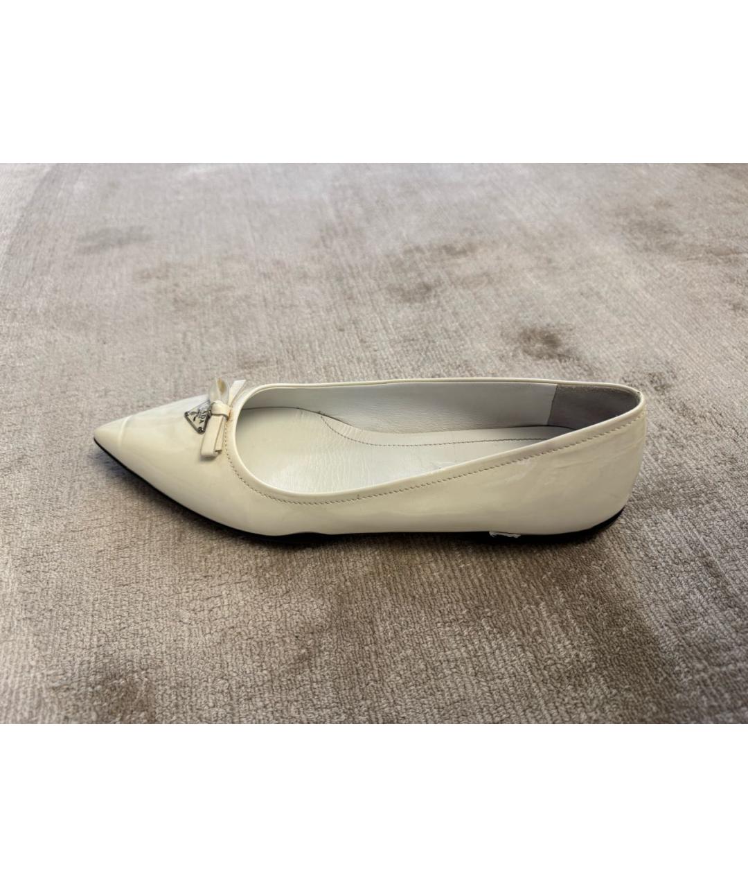PRADA Белые балетки из лакированной кожи, фото 6