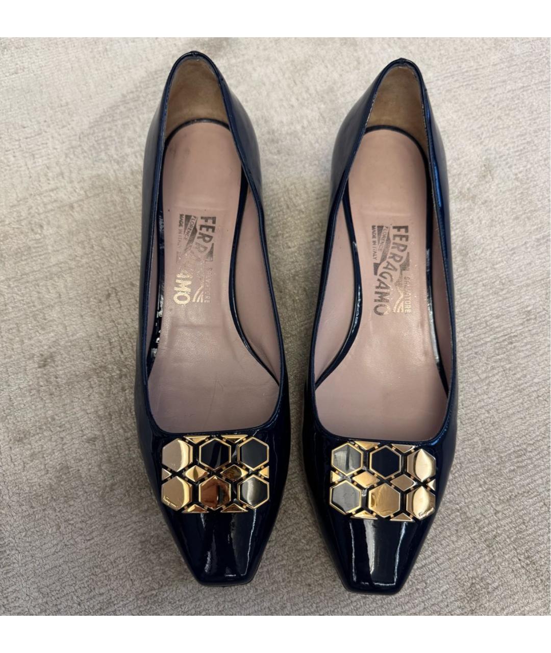 FERRAGAMO Темно-синие балетки из лакированной кожи, фото 2