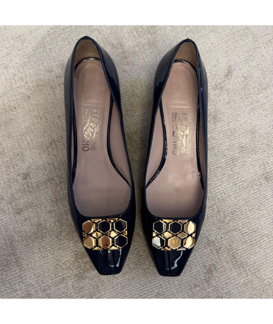 FERRAGAMO Темно-синие балетки из лакированной кожи, фото 3