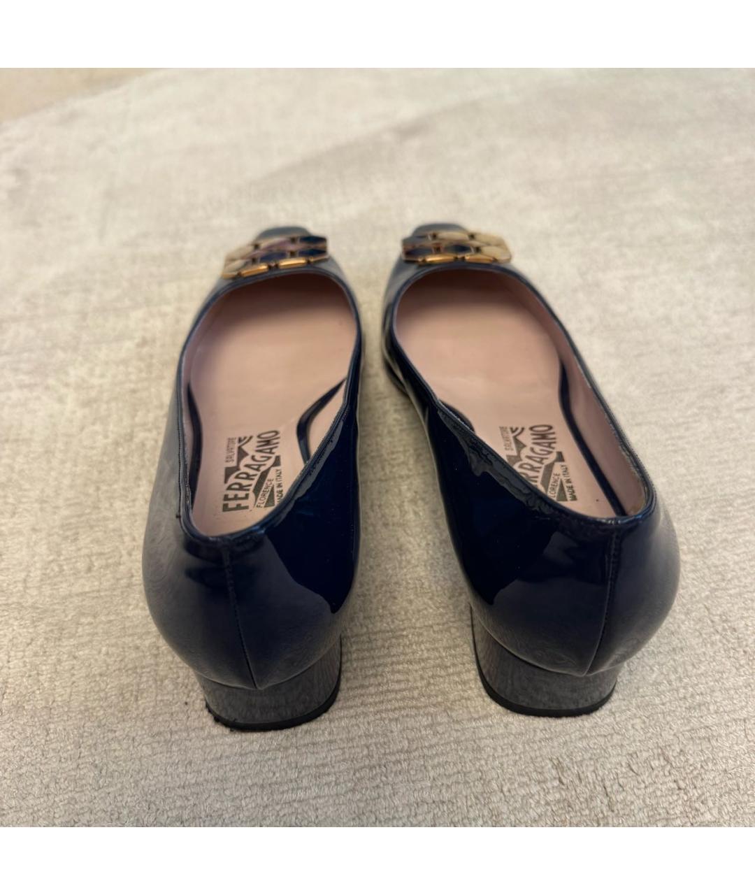 FERRAGAMO Темно-синие балетки из лакированной кожи, фото 4